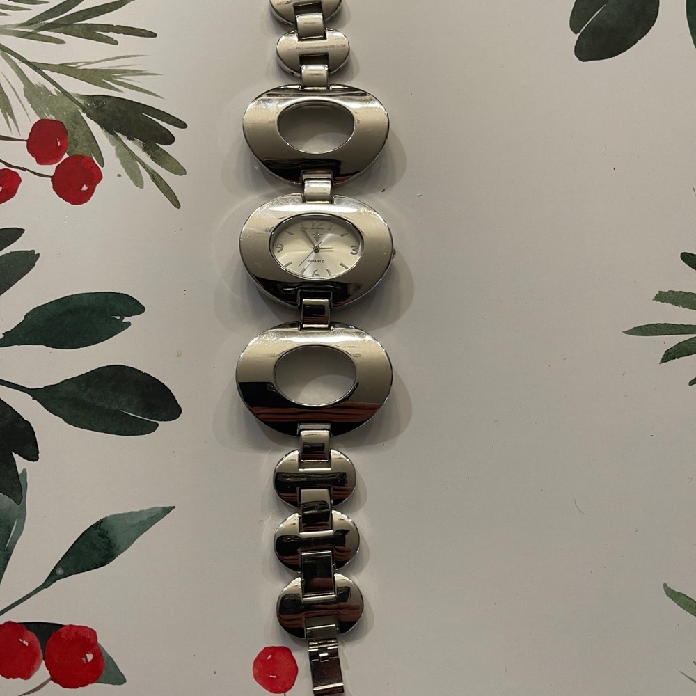 Vintage Fleur-de-lis Japan Movt 28261 Stainless Oval Link Watch